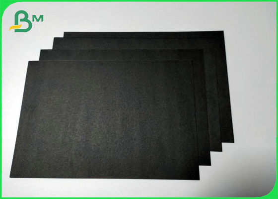 مواد حقائب اليد عالية القوة من الورق المقوى الأسود غير المطلي والقابلة لإعادة التدوير والخالية من التلوث