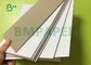 700 جرام 800 جرام قابلة للطباعة 1220 × 2100 مم لوح أبيض مطلي بالطين للحصول على علبة كرتون هدية